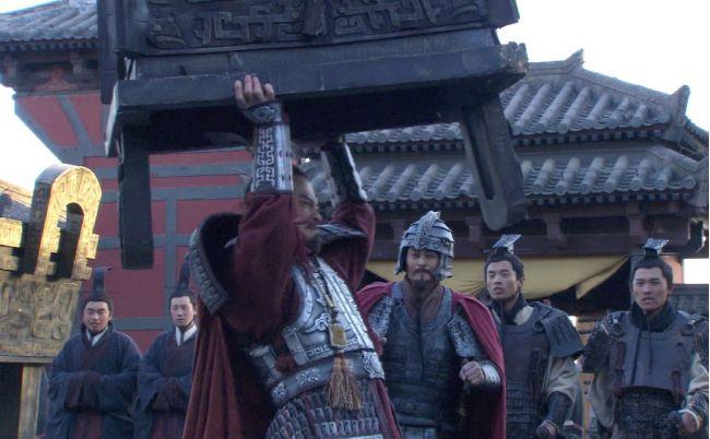 答:关鼎名为了帮助凌晨风,利用自己的职权和关系,帮助她寻找凶手,并一起穿越时空。