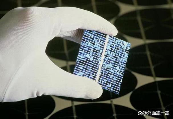 华硕灵耀3配备了40Wh的锂聚合物电池,官方宣称续航时间可达约9小时,实际续航时间会受到多种因素的影响,如屏幕亮度、运行程序、网络连接等,灵耀3的续航能力足以满足日常办公和娱乐需求,无需频繁充电。