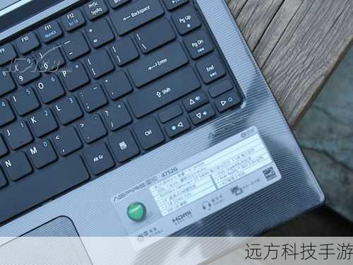 初见宏碁4752G-2452G50Mnkk,你便会被它那时尚靓丽的钢琴烤漆外壳所吸引,不同于市面上千篇一律的塑料质感,这款笔记本采用了精心设计的烤漆工艺,表面镶嵌着动感十足的“水波纹理”,既美观又防滑,金属质感的Acer Logo镶嵌在顶盖中央,简约而不失大气,彰显出品牌的独特魅力,边缘设计圆润流畅,无论是握持还是携带,都能带来极佳的手感体验。
