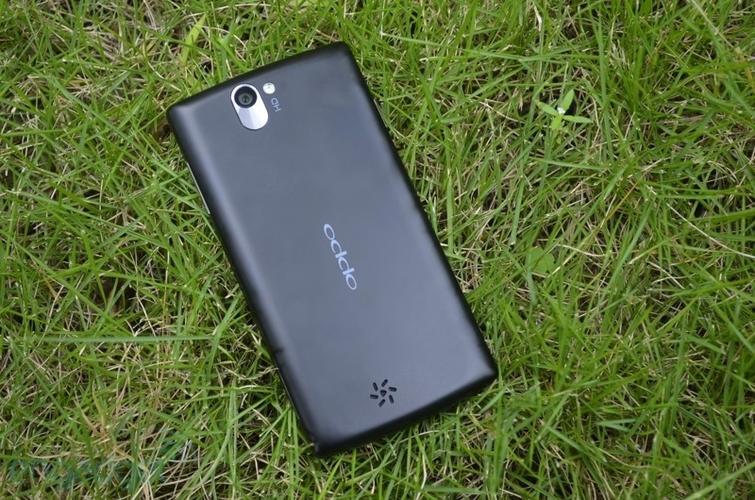 OPPO R817T采用了直板设计,机身线条流畅,握持感舒适,其屏幕尺寸为4.0英寸,分辨率达到800×480像素,虽然与当前的高清大屏相比略显逊色,但在当时却是主流配置,能够为用户带来清晰细腻的视觉体验,OPPO R817T还提供了黑色和白色两种经典配色,满足不同用户的审美需求。