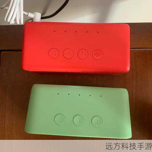 从外观设计上来看,天猫精灵方糖R与IN糖各自展现了不同的美学理念,方糖R采用了简约而不失时尚的设计风格,其正面以天猫Logo的点阵造型开孔设计为核心,搭配C位黄、冲鸭白和66红三种配色,既彰显了品牌特色,又赋予了产品更多的活力与个性,而IN糖则更加注重细节与创意的融合,其正面配备了一块由5*17白色LED组成的点阵屏,不仅能够显示不同的图像、符号,还能根据音乐的节奏进行律动,为用户带来前所未有的视觉与听觉双重享受,IN糖还提供了红色和白色两种配色选择,满足不同用户的审美需求。