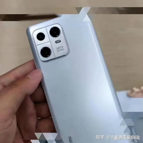 在拍照方面,Moto P30 Note同样表现出色,它搭载了后置双摄像头组合,包括一颗1600万像素的主摄像头和一颗500万像素的辅助摄像头,支持自动对焦、连拍、HDR等多种功能,无论是拍摄风景、人像还是微距细节,都能轻松捕捉美好瞬间,前置摄像头也达到了1200万像素,并配备了AI美颜功能,让自拍更加自然美丽,手机还支持背景虚化、全景模式等拍照模式,满足用户多样化的拍照需求。