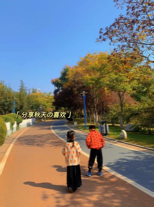 何立方决定抽出更多的时间陪伴家人和朋友,她和家人一起度过了很多美好的时光,她也和朋友们重新建立了联系,她发现,家人和朋友的支持和理解是她前进的动力和源泉,何立方也开始重新审视自己的事业和人生,她意识到,成功并不是唯一的追求,幸福也不是只有一种定义,她开始关注自己内心的声音,追求自己真正想要的生活。