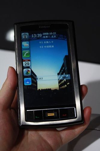 在网络制式上,酷派7270支持GSM和WCDMA双模双待功能,让用户能够轻松切换不同的运营商网络,手机还支持GPRS、EDGE等数据传输方式,以及蓝牙v4.0和WiFi无线连接功能,让用户能够轻松实现与其他设备的互联互通。