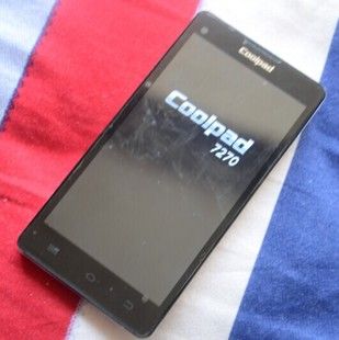 答:酷派7270支持GSM和WCDMA双模双待功能,具体频段包括GSM:900/1800/1900以及WCDMA:900/2100,这意味着用户可以根据自己所在地区的运营商网络情况选择合适的网络制式进行使用。