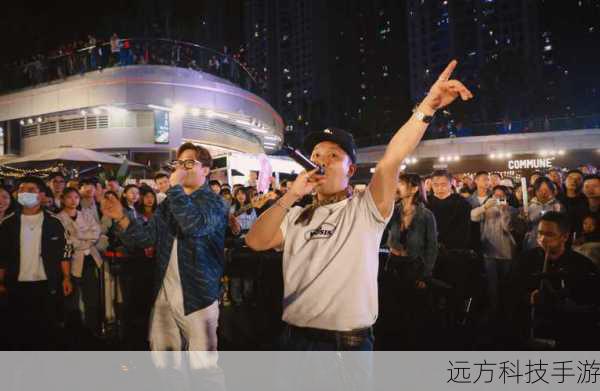 在这个智能手机遍地开花的时代,你是否偶尔也会怀念起那些简单纯粹、音乐至上的日子?当翻盖手机还是潮流的象征,一款集时尚与音质于一身的Walkman手机,无疑是街头巷尾最亮丽的风景线,就让我们一同重温经典,因为超值清货价来袭——索爱(Sony Ericsson)Walkman系列经典之作W550c,仅需1299元,即可将这份复古情怀收入囊中!