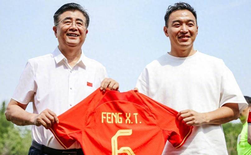 对于600元的亚冠门票,虽然价格相对亲民,但在笔记本市场中,这个价位的选择同样不少,我们可以考虑一些入门级的学习型笔记本,它们虽然配置不算顶尖,但足以满足日常办公、学习以及轻度娱乐的需求,一些搭载Intel赛扬或AMD速龙处理器的笔记本,搭配4GB内存和128GB固态硬盘,轻便且性价比高,是学生的不二之选。