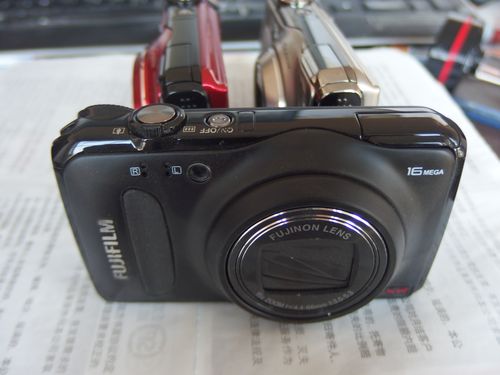 答:富士FinePix F505EXR的EXR传感器相比传统传感器具有显著优势,它能够实现智能场景识别,根据拍摄环境自动调整感光度和动态范围设置,从而在不同光线条件下都能获得最佳的拍摄效果,EXR传感器在色彩还原和细节捕捉方面表现出色,能够呈现出更加真实、生动的画面,它还具有更高的宽容度,能够在高光和阴影部分都保留更多的细节信息,让照片更加层次分明。