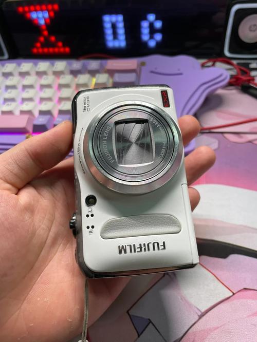 答:富士FinePix F505EXR在视频拍摄方面同样表现出色,它支持高清视频录制功能,能够拍摄出流畅、清晰的视频画面,相机还配备了防抖技术,有效减少了拍摄过程中的抖动和模糊现象,让视频更加稳定、专业,富士FinePix F505EXR还支持多种视频格式和编码方式的选择,满足不同用户的视频制作和分享需求,无论是记录生活点滴还是创作专业视频作品,这款相机都能成为你的得力助手。