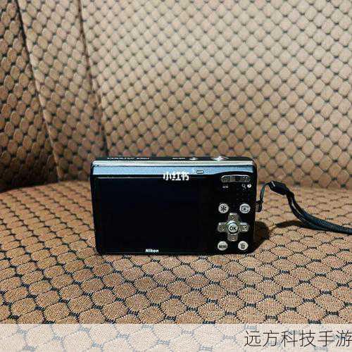 尼康S560相机在外观设计上走的是简约而不失时尚的路线,小巧轻便的机身,无论是挂在脖子上还是放入包包中,都毫不费力,非常适合家庭日常携带,外壳采用耐磨材质,不仅手感舒适,还能有效抵御日常的小磕小碰,延长使用寿命,多种颜色选择,无论是经典的黑色、优雅的银色,还是活力的红色,都能满足不同用户的个性化需求。