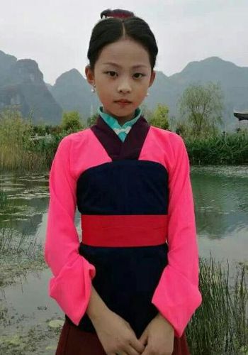 答案:刘戴恩除了《小戏骨之花木兰》,还出演过《秋收起义》《云巅之上》《寻人大师》《远大前程》等影视作品。