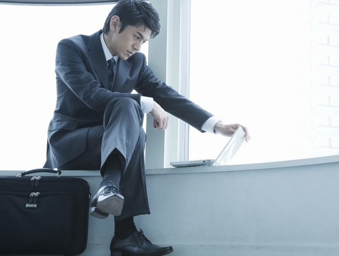 袁立本是一个典型的“凤凰男”,他出身贫寒,凭借自己的努力考上了大学,并在城市里找到了一份不错的工作,他渴望通过自己的努力改变家庭的命运,让父母和妹妹过上更好的生活,他在工作上非常努力,经常加班加点,甚至不惜牺牲自己的休息时间,他的这种努力却让他的妻子梅李感到不满,梅李是一个家庭主妇,她希望丈夫能够多陪陪她和孩子,但是袁立本却总是忙于工作,很少有时间陪伴家人。