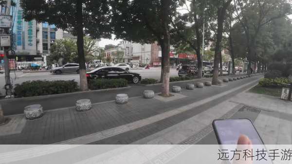 3、历史街景对比:更令人惊喜的是,腾讯地图还提供了部分区域的历史街景对比功能,通过对比不同时间点的街景照片,你可以亲眼见证城市的变迁与发展,感受时间的痕迹在每一寸土地上留下的印记。