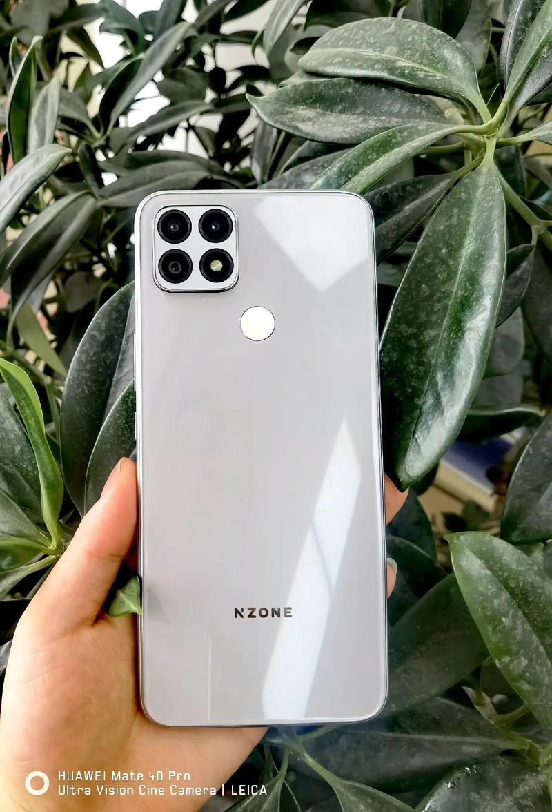 3、销售渠道:由于NZONE S7 Pro加入了“华为智选”计划,因此它的线下发售渠道与华为手机同为中邮集团,这意味着用户可以在华为专柜中看到并购买到NZONE S7 Pro这款手机,这种销售渠道的共享,无疑也加深了两者之间的联系。