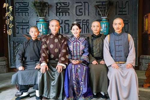 1、《那年花开月正圆》:在该剧中,李泽锋饰演的角色是大管家王世均,王世均是一个忠诚、善良、有担当的人,他对周莹忠心耿耿,一直默默地守护在她的身边。