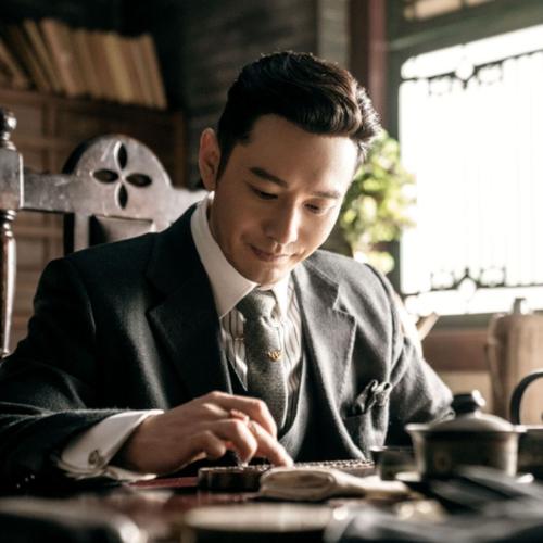 黄晓明的演技还体现在他的台词功底上,他的台词表达清晰、准确,能够将角色的思想和情感传达给观众,他的语言表达能力和节奏感都非常出色,使他的表演更加生动、自然。