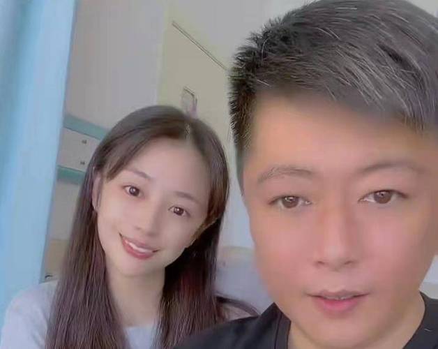 3、个人生活曝光过多,贺树峰在成名之后,经常在社交媒体上发布自己的生活照片和视频,有时还会和其他演员或朋友一起炒作或制造话题,这些行为引起了一些观众的反感和厌恶,认为他是在炒作和博眼球,没有演员的基本素养。