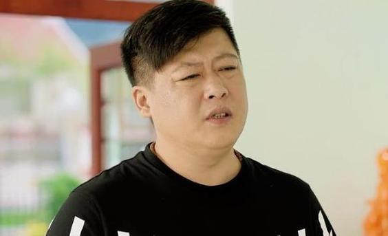 贺树峰从一个受欢迎的演员变成一个过气的演员,是一个复杂的过程,涉及到很多因素,这也给其他演员提了个醒,在娱乐圈里想要长久地发展,需要不断地提升自己的演技和形象,不断地创新和突破,不断地适应市场和观众的需求,同时也要注意自己的个人形象和言行举止,不要给自己带来负面影响。