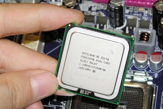 TCL锐翔S8825(19wLCD)搭载了Intel Pentium E2140处理器，这颗主频达到1.6GHz的奔腾双核处理器，虽然在当前市场上并非顶尖配置，但对于日常办公、网页浏览、视频播放以及轻度游戏等任务来说，已经足够应对自如，配合其2048KB的二级缓存，能够有效提升数据处理速度，减少卡顿现象，确保您的操作流畅无阻。