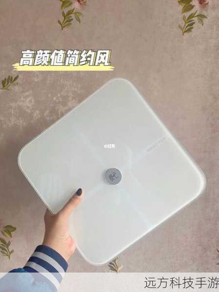 华为智能体脂秤2 Pro在外观设计上走的是简约风路线,整体尺寸为320*320*29mm,小巧轻便,无论是放在家中还是办公室都不会占用太多空间,秤体表面采用ITO镀膜钢化玻璃材质,不仅美观大方,还具有良好的防滑耐磨性能,搭配ABS塑料底壳,既保证了产品的稳固性,又提升了整体质感,华为体脂秤2 Pro还提供了雅致白和琉璃幻境两种配色选择,满足不同用户的审美需求。