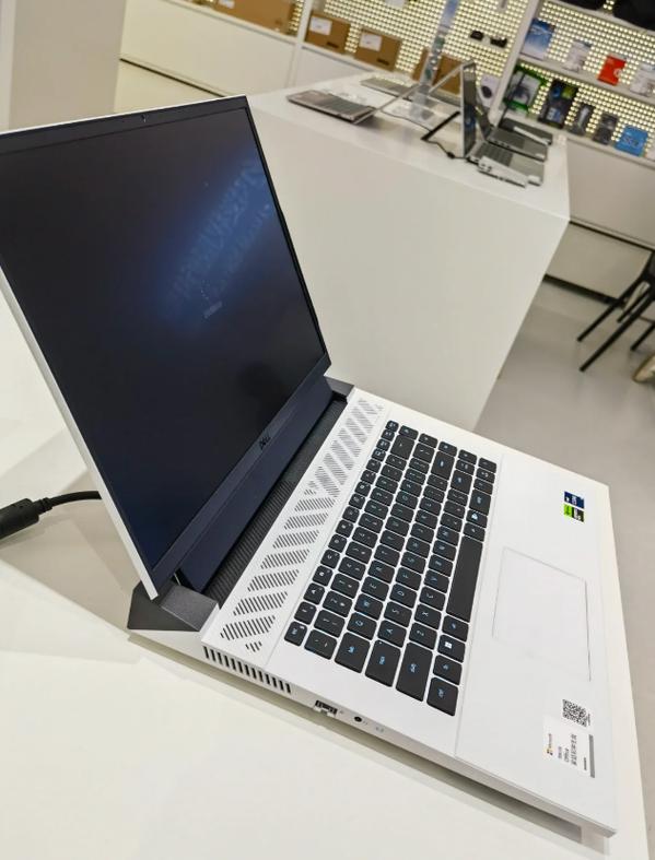 对于经常需要携带笔记本外出的用户来说,续航能力和便携性同样重要,戴尔500在这方面也给出了令人满意的答案,它配备了一块大容量电池,结合智能节电技术,能够确保在正常使用情况下拥有较长的续航时间,满足用户全天候的使用需求,轻薄的机身设计,加上合理的重量分布,使得戴尔500成为了一款非常适合随身携带的笔记本。