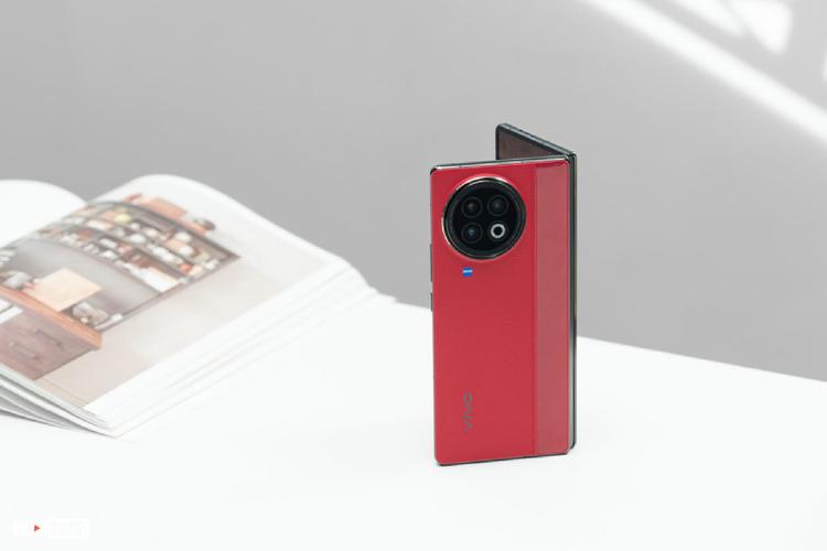 vivo X Fold2的影像系统亮点纷呈,它配备了多摄像头模组,覆盖了从广角到长焦的全焦段拍摄需求,让用户能够轻松捕捉各种场景下的美好瞬间,vivo针对折叠屏手机的特点,开发了独特的拍摄模式和功能,如分屏拍摄、多角度取景等,让用户在折叠和展开状态下都能享受到不一样的拍摄乐趣,vivo还采用了先进的图像处理技术和算法优化,使得拍摄出的照片和视频更加清晰、细腻、色彩丰富。