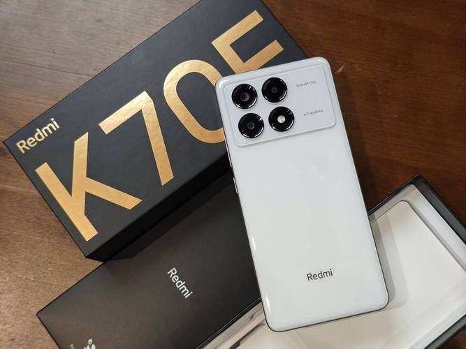 Redmi K70E在影像系统上也下足了功夫,它配备了后置三摄组合,包括一颗6400万像素的主摄像头、一颗800万像素的超广角摄像头以及一颗200万像素的微距摄像头,这样的配置不仅覆盖了日常拍摄的各种场景需求,还能让你轻松拍出高质量的照片和视频,K70E还支持多种拍摄模式和功能,如全景拍摄、防抖功能、4K视频录制等,让你的创作更加自由多样。