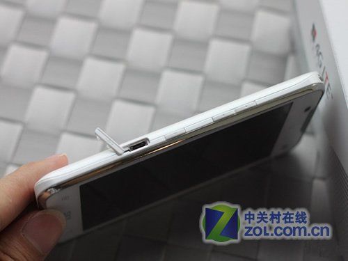 泛泰A810s:电池容量为1780mAh,对于当时的智能手机来说已经算是不错的表现了,随着手机功能的不断增加和屏幕尺寸的扩大,这样的电池容量显然有些捉襟见肘,不过,对于轻度使用或备用机来说,A810s的续航表现依然可以接受。