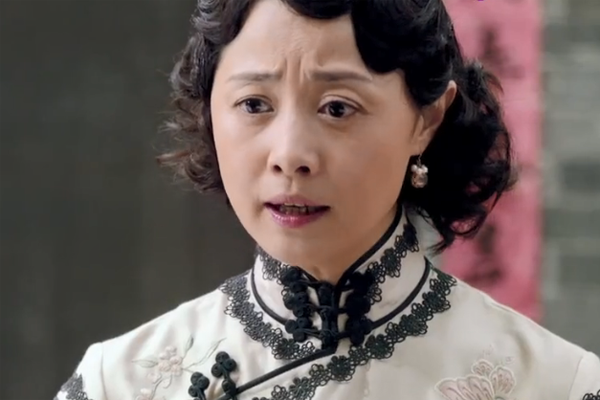 牧春花在严家的生活并不容易,她与林翠卿产生了许多矛盾,但她始终以大局为重,尽心尽力地照顾着严家老小,在与严家的相处中,她逐渐赢得了大家的信任和尊重。