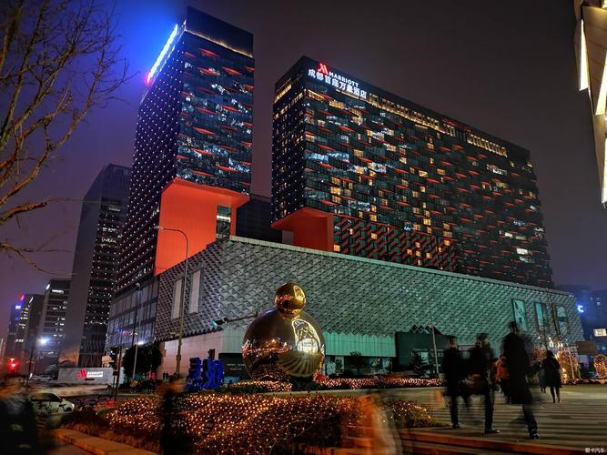 夜景模式新突破:在最新华为Vision远见图片中,夜景模式的表现尤为抢眼,借助超感光传感器和AI算法的优化,即使在微光环境下,也能捕捉到清晰明亮、细节丰富的画面,噪点几乎不可见,仿佛为夜晚披上了一层梦幻的滤镜。