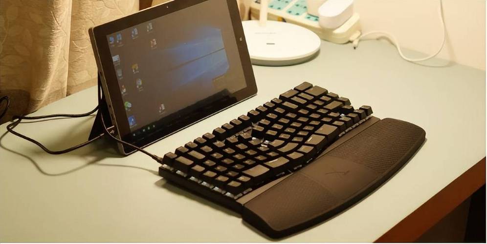 除了以上几点,ThinkPad S5系列笔记本在细节设计上也同样出色,它采用了人体工学键盘设计,键程适中,手感舒适,即使长时间打字也能保持手指的轻松自在;而丰富的接口配置,则让你轻松连接各种外设,满足多样化的工作需求,图片中,每一个细节都被精心呈现,让人不禁感叹于联想对于产品品质的极致追求。