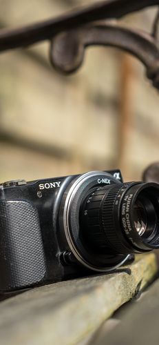 索尼NEX-3N非常适合摄影初学者、旅行爱好者和追求轻便摄影体验的用户,其小巧的体积和轻盈的重量让携带变得轻松无负担,而高清的画质和丰富的创意拍摄功能则能满足用户多样化的拍摄需求。