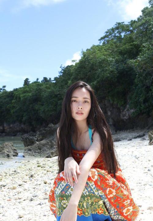 《小时代》是一部改编自郭敬明同名小说的电影,由郭敬明执导,杨幂、郭采洁、郭碧婷、谢依霖、柯震东、陈学冬、凤小岳、锦荣等主演,影片以上海为背景,讲述了四个从小感情深厚、有着不同价值观和人生观的女生,在经历了友情、爱情、亲情的巨大转变中的故事。