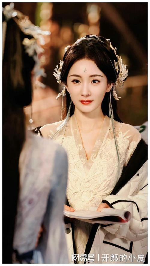 林萧(杨幂饰):女主角,是一名普通的大学生,家境贫寒,成绩优异,性格温和善良,敏感脆弱,总是为他人着想,在感情上比较被动,她在大学期间与顾里(郭采洁饰)、南湘(郭碧婷饰)和唐宛如(谢依霖饰)成为了好朋友,并与顾源(柯震东饰)相恋。