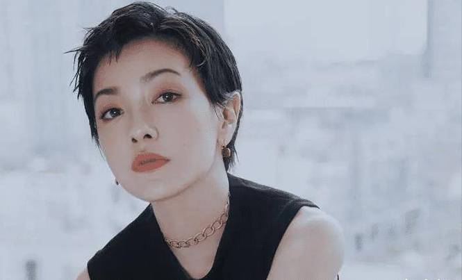 顾里(郭采洁饰):女主角之一,是一位集美貌与智慧于一身的富家女,性格强势,独立自主,是林萧的闺蜜和室友,她在商业上有着非凡的才能和眼光,是公司的高管,但在感情上却显得有些冷漠和自私。