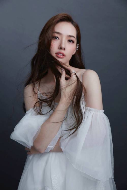 南湘(郭碧婷饰):女主角之一,是一位美丽动人的艺术系学生,性格温柔,敏感脆弱,是林萧的闺蜜和室友,她从小就失去了父爱,母亲改嫁后生活十分贫困,但她却有着非凡的艺术天赋和才华,是一位优秀的画家。
