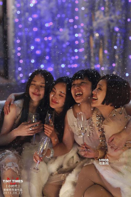 答:《小时代》的主题是青春、友情、爱情和成长,电影通过四个女生的故事,展现了年轻人在面对生活中的挫折和困难时,如何相互扶持,共同成长,电影也反映了社会的现实和人性的复杂,让观众们在欣赏电影的同时,也能够思考自己的人生和价值观。