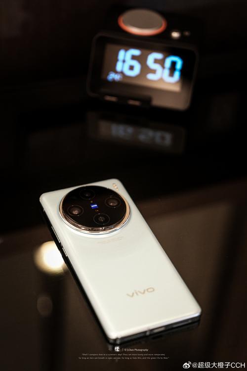 A:购买步步高vivo X1st时,消费者需要注意以下几点:确认手机的来源是否可靠,避免购买到翻新机或问题机;仔细检查手机的外观和功能是否正常,确保无损坏或故障;了解清楚手机的保修政策和售后服务情况,以便在需要时能够得到及时的支持和帮助。