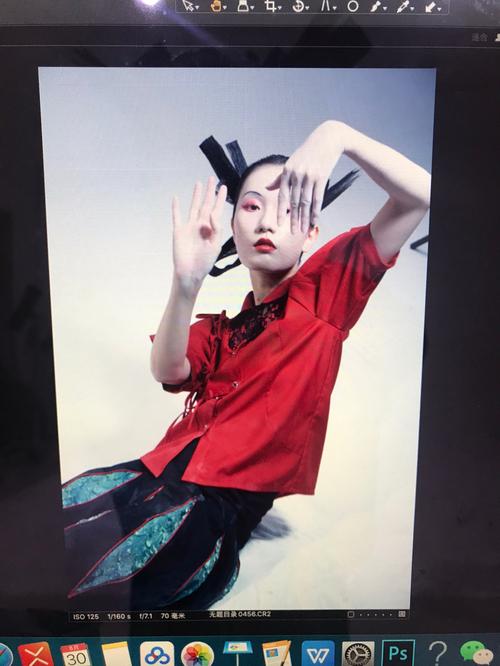 除了选手们的表演和导师的点评外,《中国好舞蹈》的舞台设计和服装设计也非常精美,舞台上的灯光和音响效果营造出了非常好的氛围,让观众们更加投入到舞蹈表演中,服装设计也非常考究,为选手们的表演增添了不少色彩和亮点。