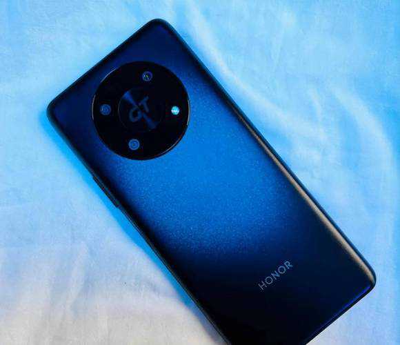 在处理器方面,荣耀Honor+ U8950D搭载了高通骁龙Snapdragon MSM8225双核处理器,主频高达1.2GHz,配合768MB的RAM,使得手机在处理多任务时游刃有余,无论是运行大型游戏还是同时开启多个应用,都能保持流畅不卡顿,这一配置在当时无疑是非常领先的,为用户带来了前所未有的使用体验。