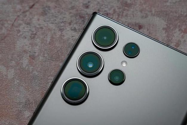 摄像头与拍照功能:三星I9001采用了双摄像头设计,前后分别为30万像素和500万像素,虽然前置摄像头像素较低,但后置摄像头支持自动对焦和多种拍摄模式,能够拍摄出清晰细腻的照片和视频。