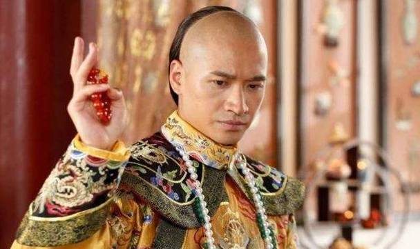 踏入缉熙堂的那一刻,仿佛穿越了时空隧道,回到了那个文人墨客辈出、科举盛行的年代,阳光透过雕花木窗,洒在斑驳的青石板路上,每一缕光线都像是历史的低语,讲述着过往的故事,纪实摄影师们手持相机,或蹲或站,寻找着最佳的角度,试图将这份古朴与宁静定格成永恒,镜头下,缉熙堂的每一处细节都显得那么生动而富有生命力:精致的木雕、古朴的砖瓦、以及那些历经风雨仍屹立不倒的梁柱,无一不在诉说着家族的兴衰更替和岁月的流转。