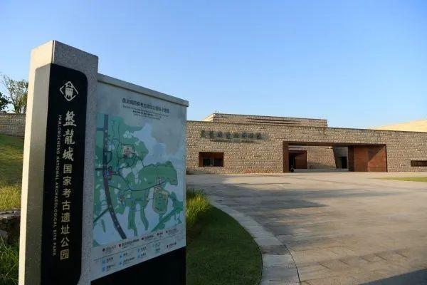 除了建筑本身,缉熙堂内还居住着一些世代守护这里的居民,他们的日常生活也成为了纪实摄影中不可或缺的一部分,老人在门前悠闲地晒着太阳,孩童在院子里追逐嬉戏,这些平凡而又温馨的场景,在摄影师的镜头下被赋予了更深层次的情感色彩,通过这些照片,我们不仅能感受到缉熙堂作为物质文化遗产的魅力,更能体会到其中蕴含的人文情怀和家族传承的力量。
