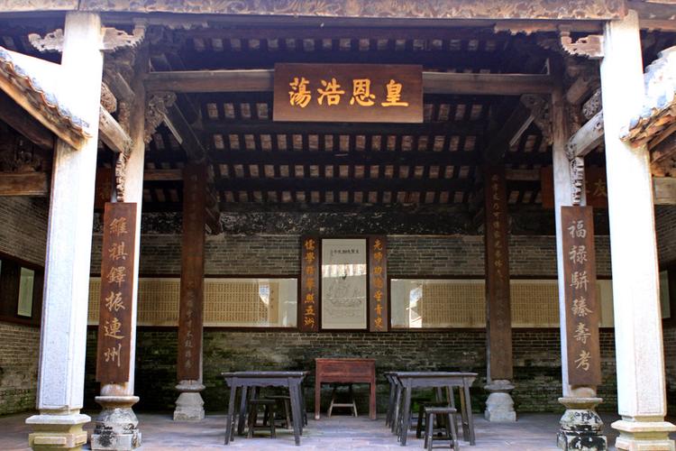 问题一:纪实摄影在歇马举人村缉熙堂的应用中,如何平衡真实记录与艺术表达的关系?