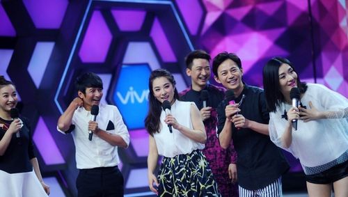 3、嘉宾互动:这一期节目还邀请了一些嘉宾来到现场,与快乐家族的主持人和嘉宾们一起互动,最让人感动的是一位名叫李明的嘉宾,李明是一位来自农村的孩子,他因为家庭贫困,一直没有机会接受良好的教育,他并没有放弃自己的梦想,一直在努力学习,在这一期节目中,李明通过自己的努力,获得了一次与快乐家族的主持人和嘉宾们近距离接触的机会,他的故事感动了无数观众,也让人们看到了希望和梦想的力量。