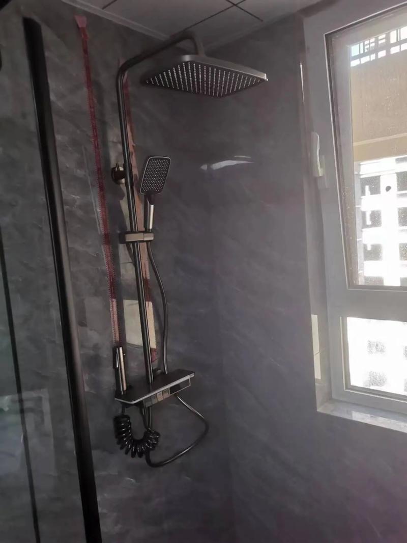 2、问:如何清洁和维护惠而浦BC-126SW冰箱?