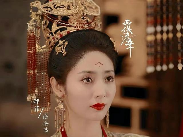 在《覆流年》中,陆安然会重生是因为她在新婚之夜被穆泽设计陷害,导致船只失事,最终溺水身亡,她的灵魂并没有消失,而是穿越回到了六年前,回到了她和穆泽相识之前的时光。