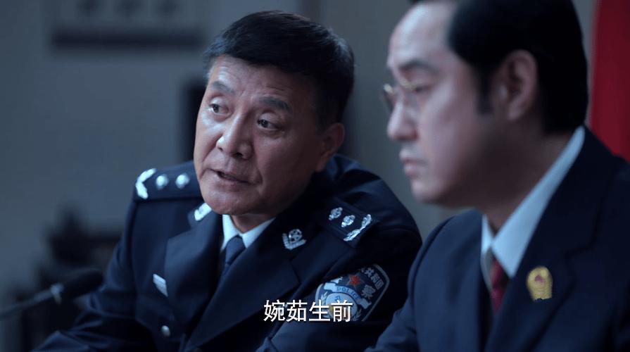 在本集中,何陆源是在执行任务时被犯罪嫌疑人绑架的,犯罪嫌疑人知道何陆源是检察院的重要证人,他们想要阻止他出庭作证,所以就绑架了他,犯罪嫌疑人将何陆源关押在一个秘密的地方,并威胁要杀死他,除非检察院放弃对他们的起诉。