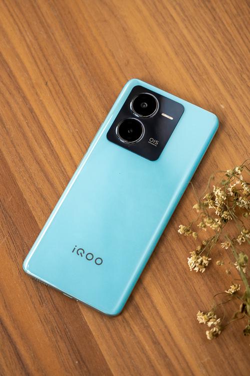 IQOO Z8配备了大容量电池,配合高效的充电技术,保证了手机的续航能力,无论是出差、旅行还是日常使用,都能轻松应对。