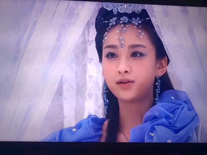 - 冷冰心本是玄女宫宫主,因私自下凡,触犯天条被打下凡尘,成为一个凡人,在剧中,她与济公之间有着一段复杂的感情纠葛。